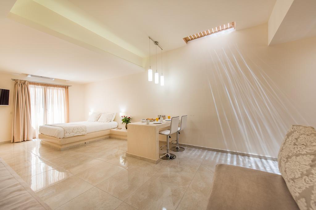 Perla Nera Fira (Santorini)